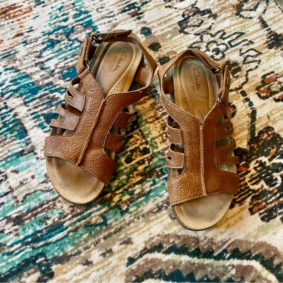 Clarks Tan Sandals - Picture 1 of 3
